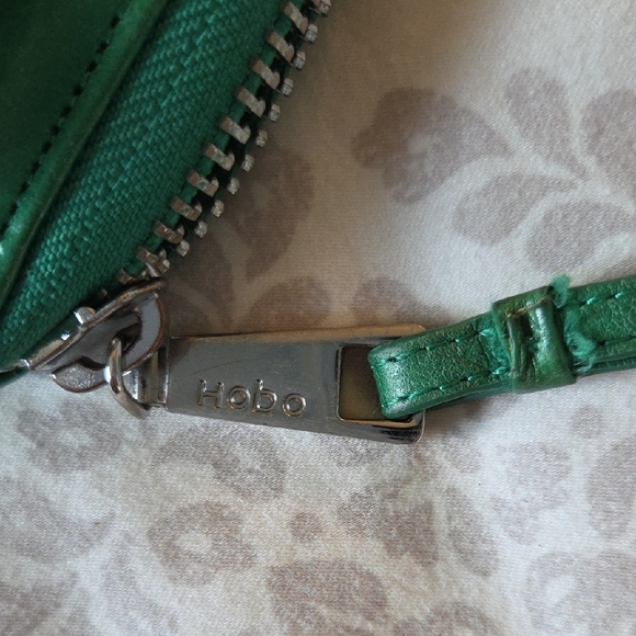 HOBO Green Leather Wristlet Wallet with Kiss-Lock Pocket - Picture 6 of 6